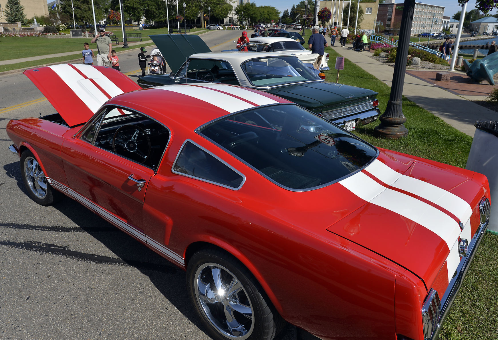 CLASSIC CRUISE IN CAR SHOW